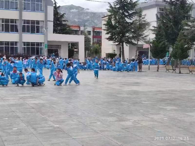 山南市一小组织地震应急疏散演练 (2).jpg